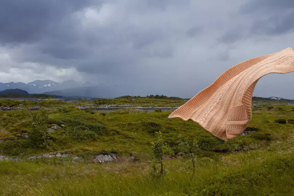 Atla merinoull pledd i fersken med atlanterhavsveien i bakgrunnen